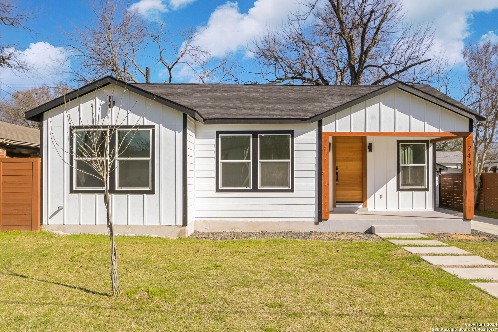 2431 W Woodlawn Ave