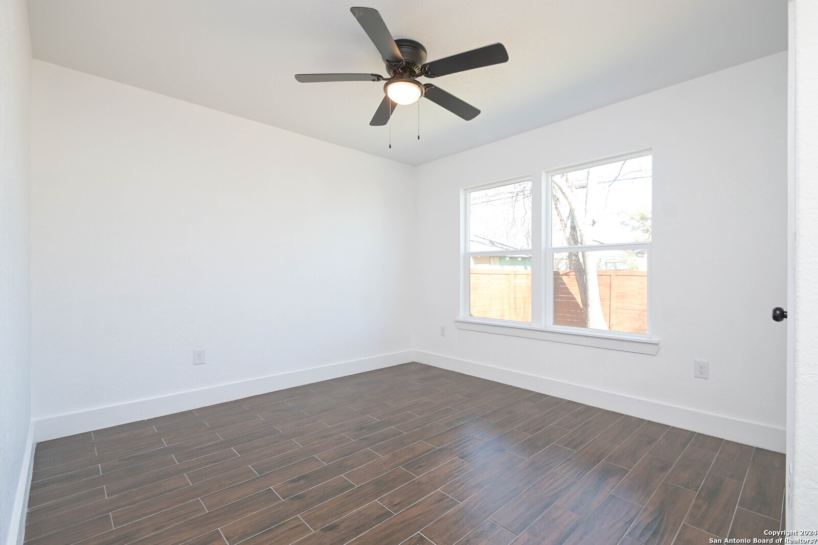 2431 W Woodlawn Ave