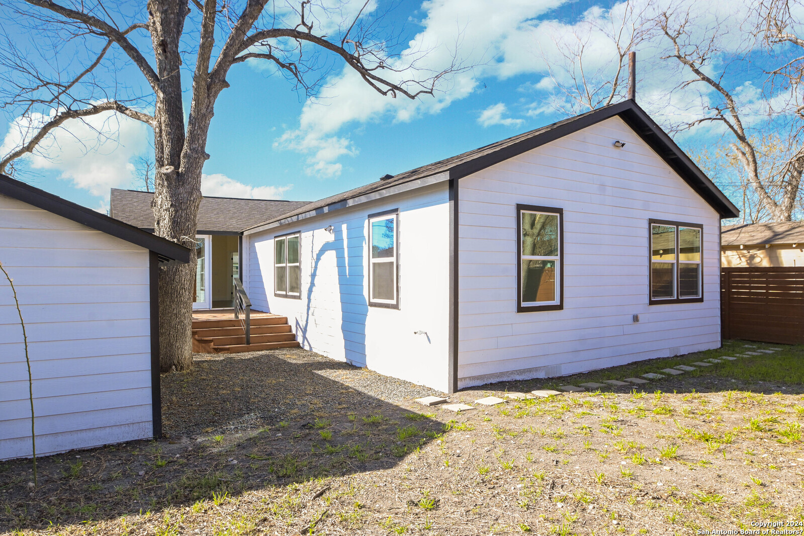 2431 W Woodlawn Ave