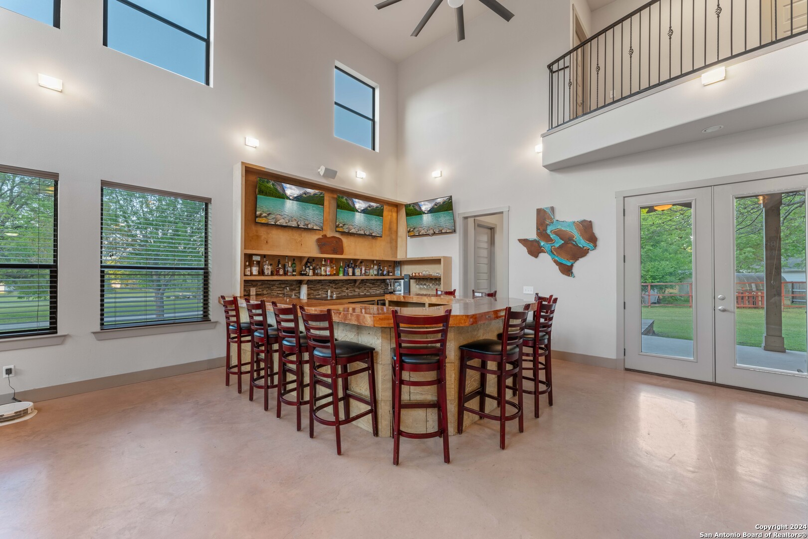 2062 EDGEWATER FLS