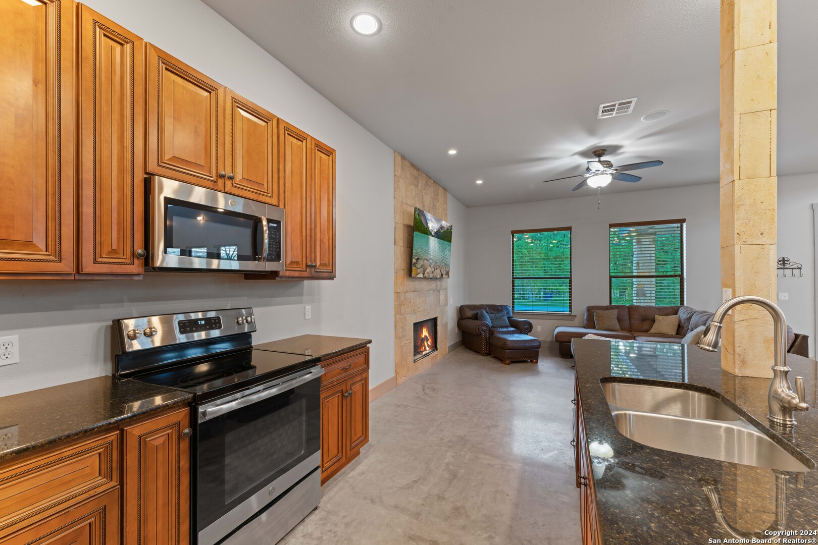 2062 EDGEWATER FLS