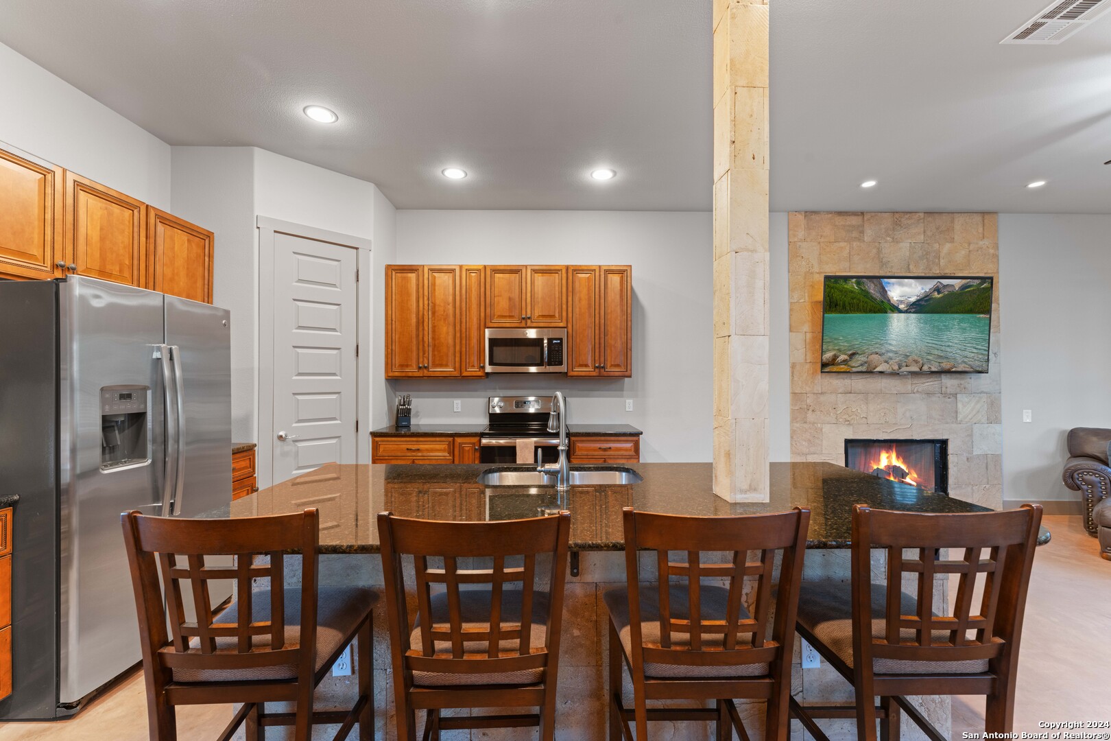 2062 EDGEWATER FLS