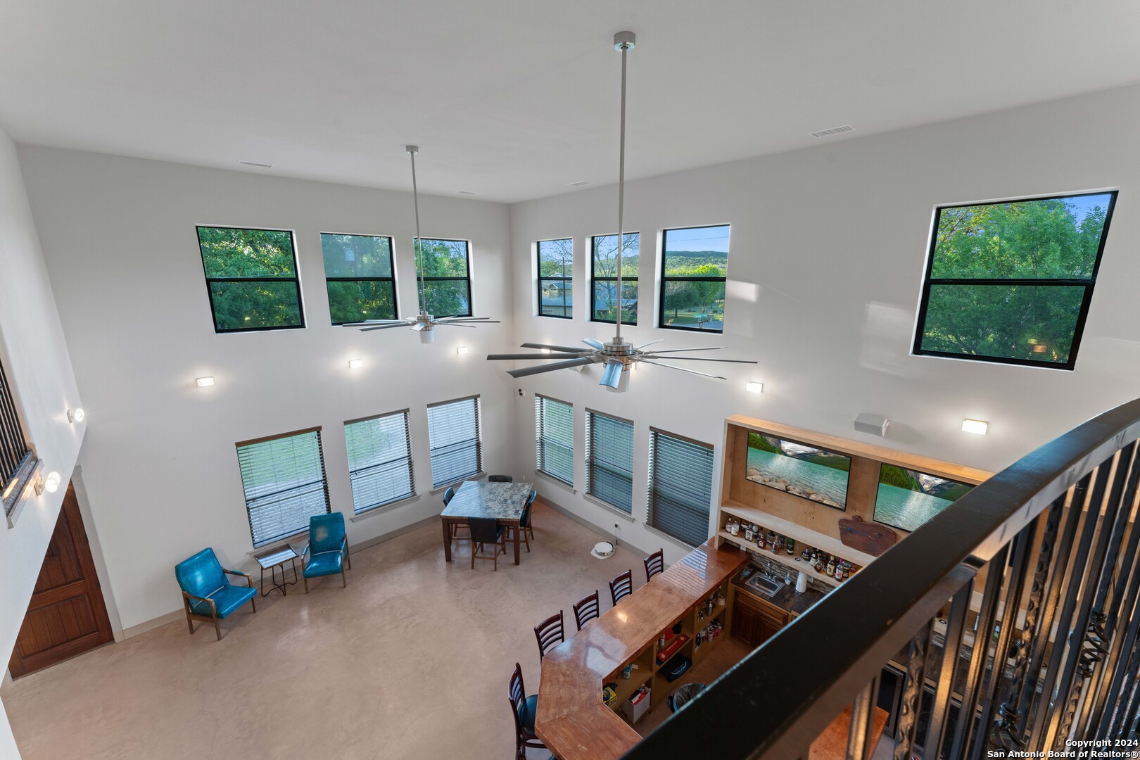 2062 EDGEWATER FLS