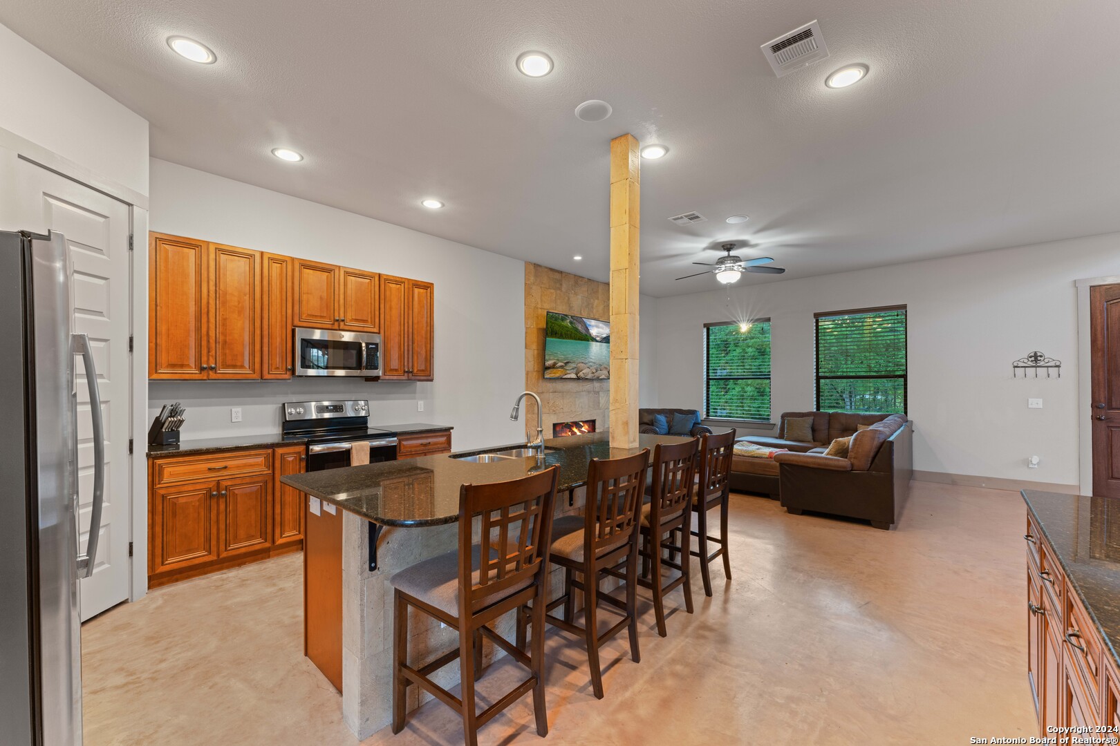 2062 EDGEWATER FLS