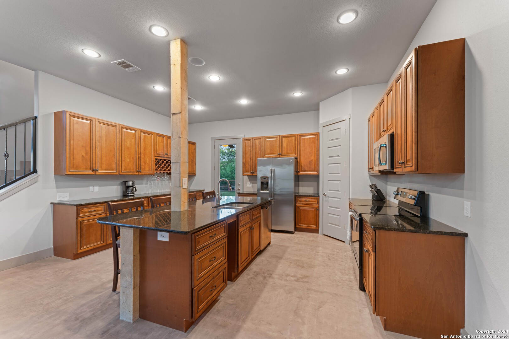 2062 EDGEWATER FLS