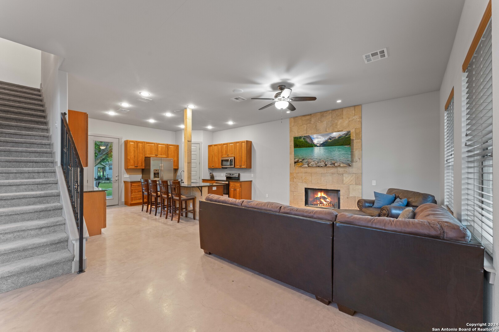 2062 EDGEWATER FLS