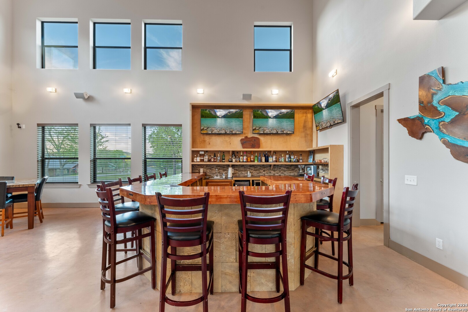 2062 EDGEWATER FLS
