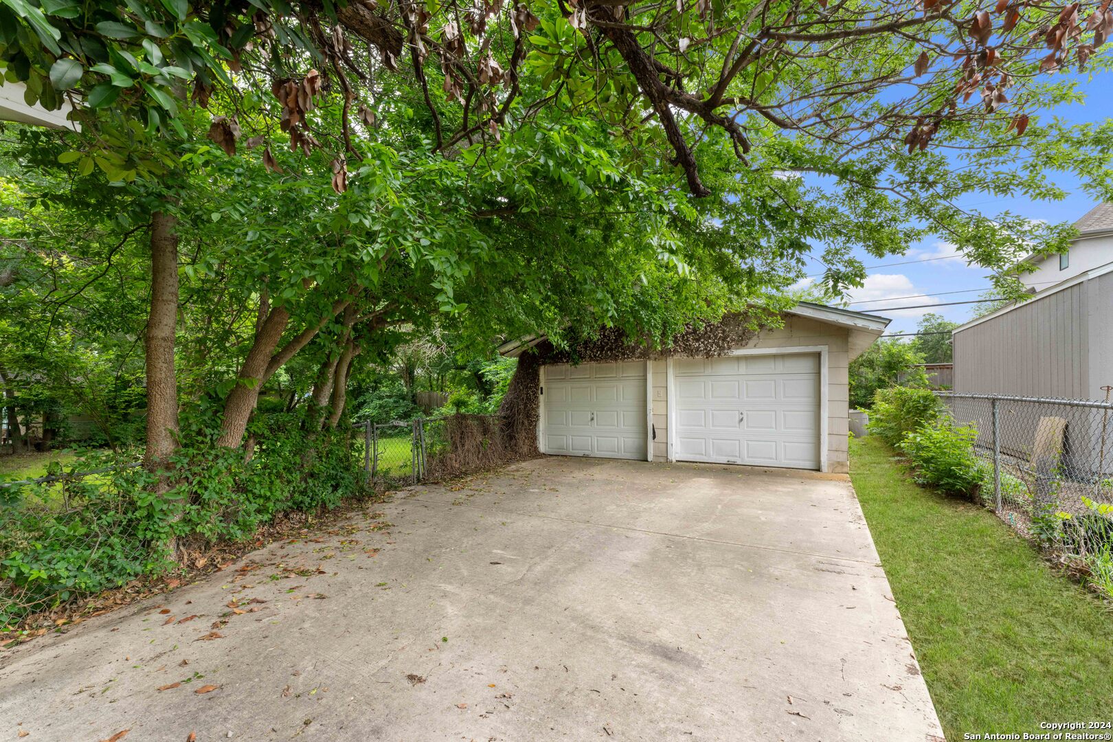 908 IVY LN