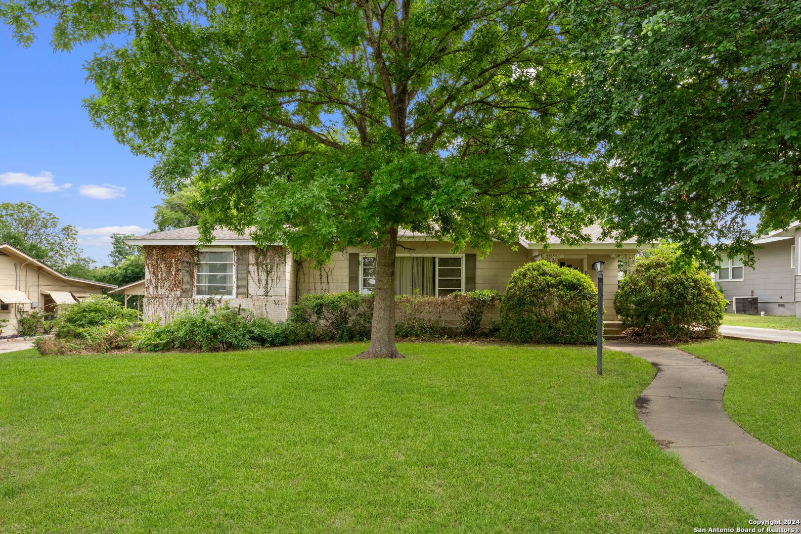 908 IVY LN