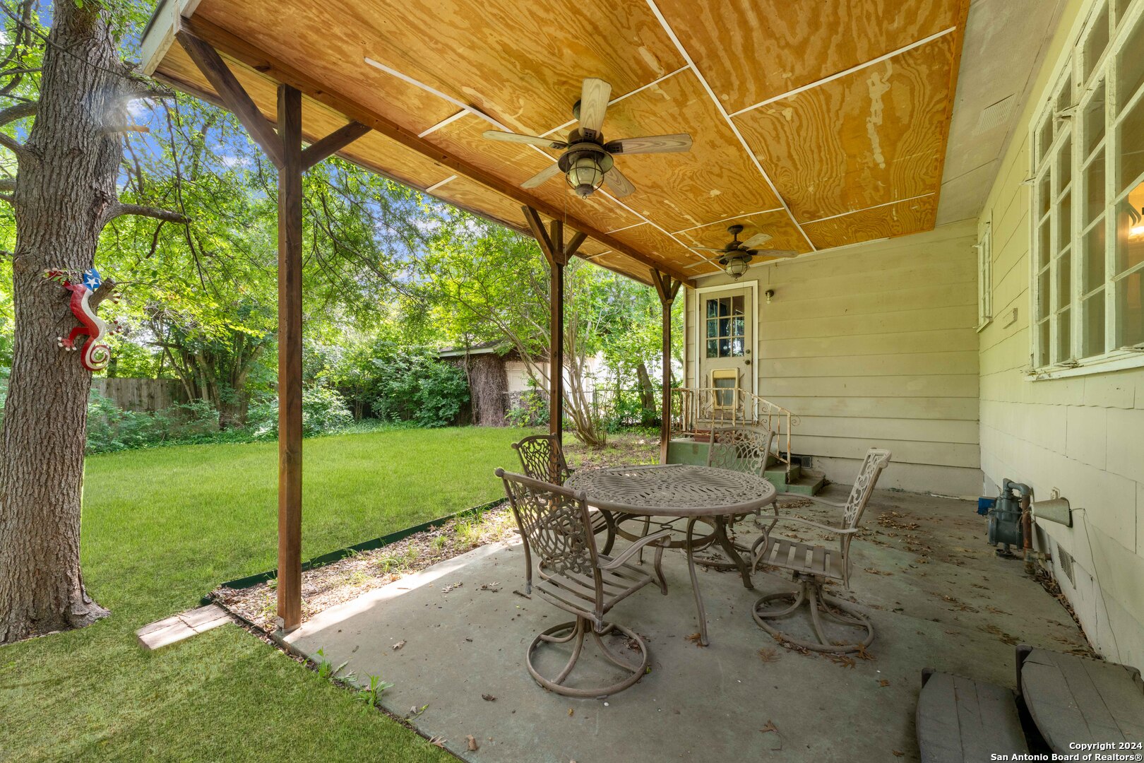 908 IVY LN