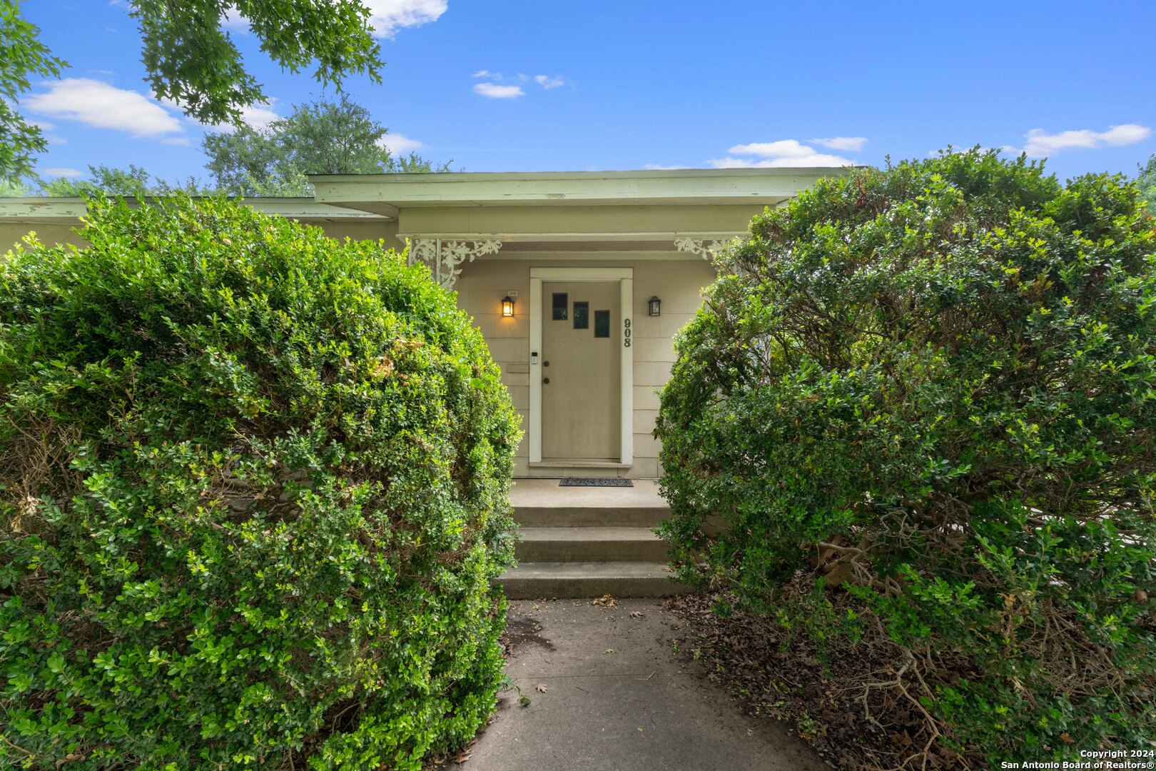 908 IVY LN