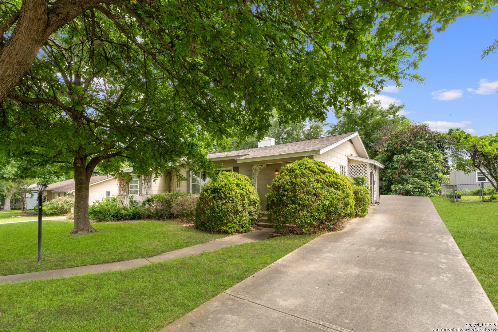 908 IVY LN