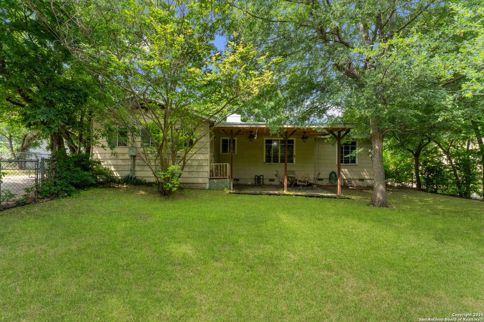 908 IVY LN