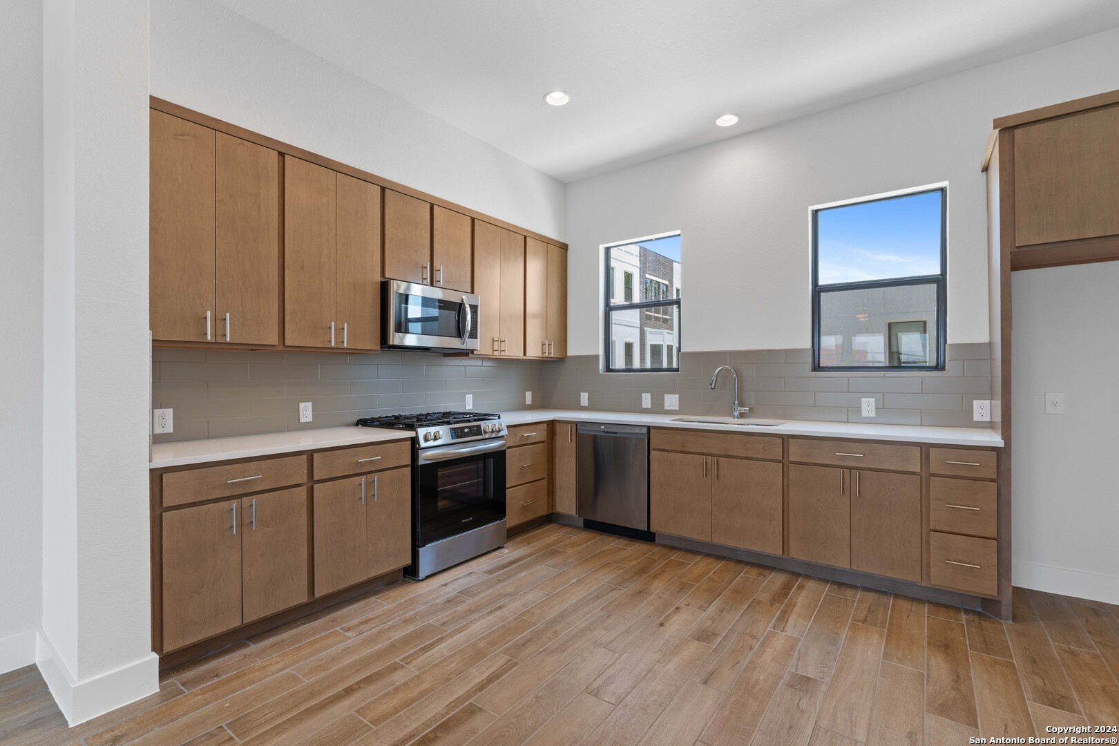 404 CENTER ST
