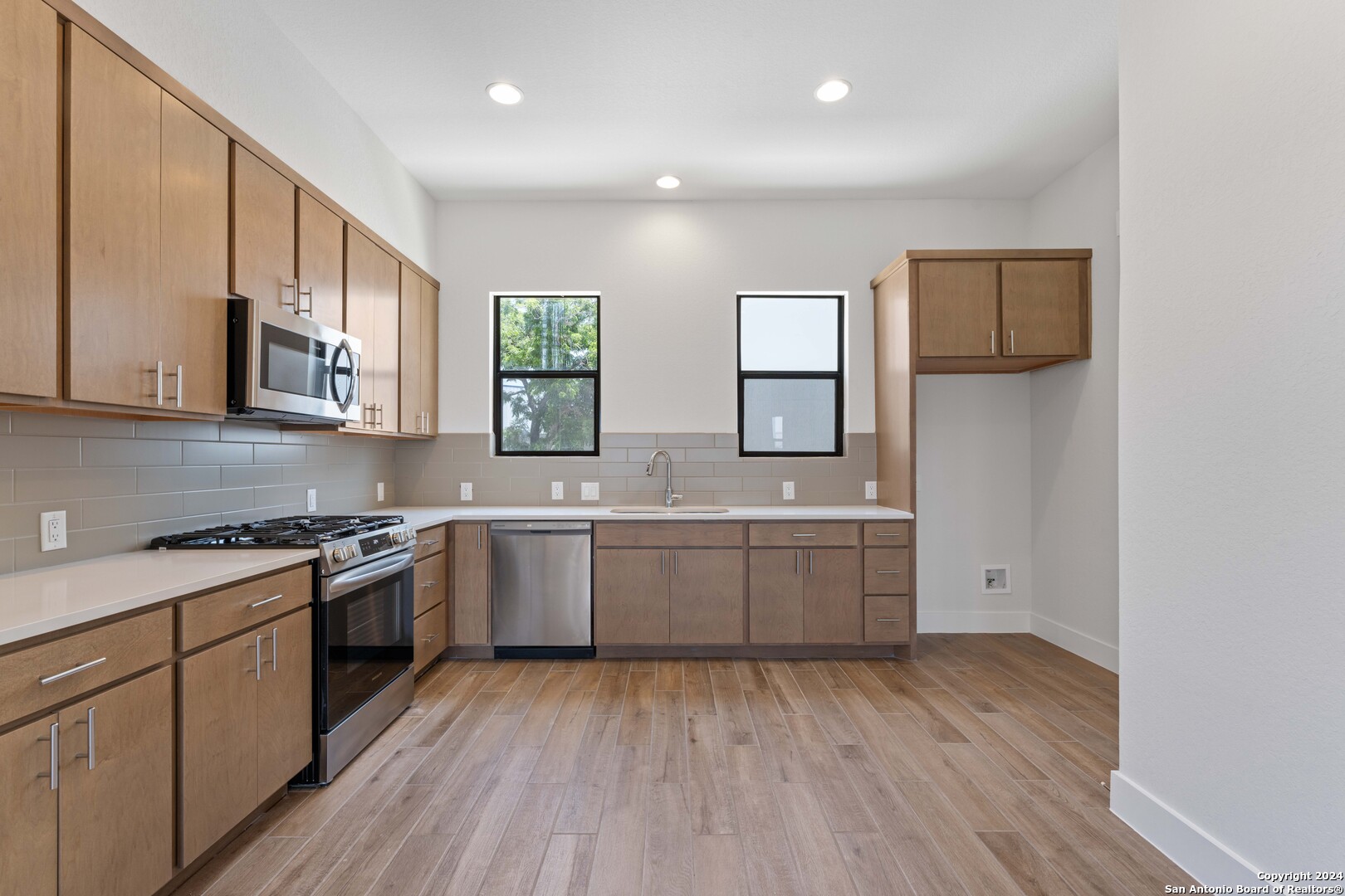 404 CENTER ST