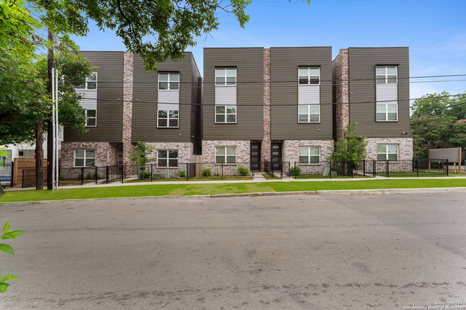 319 HOWARD ST 3