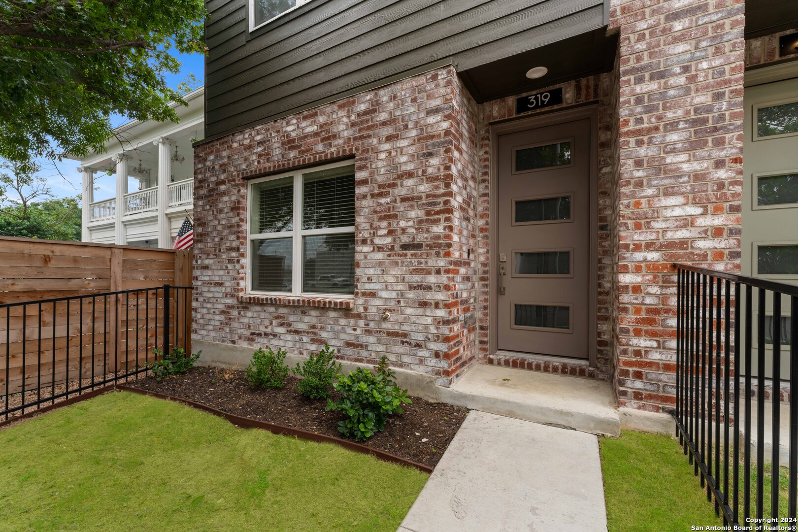 319 HOWARD ST 3