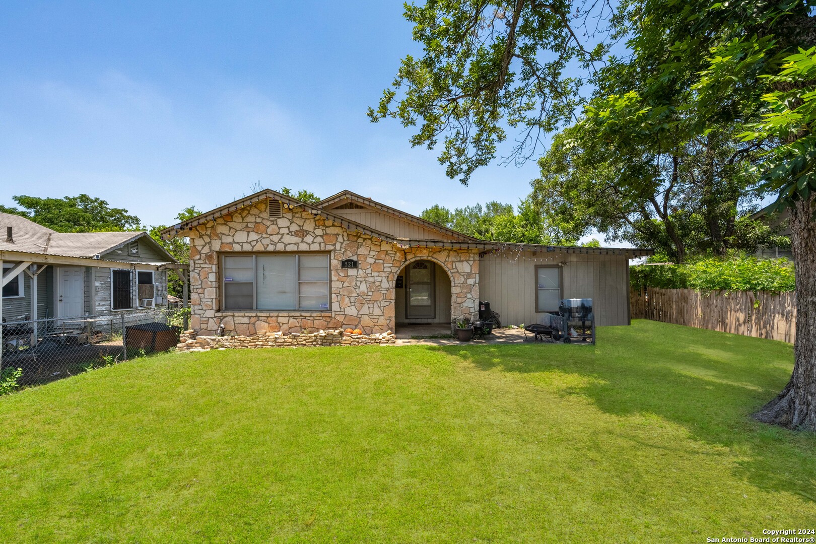 521 STRATFORD CT