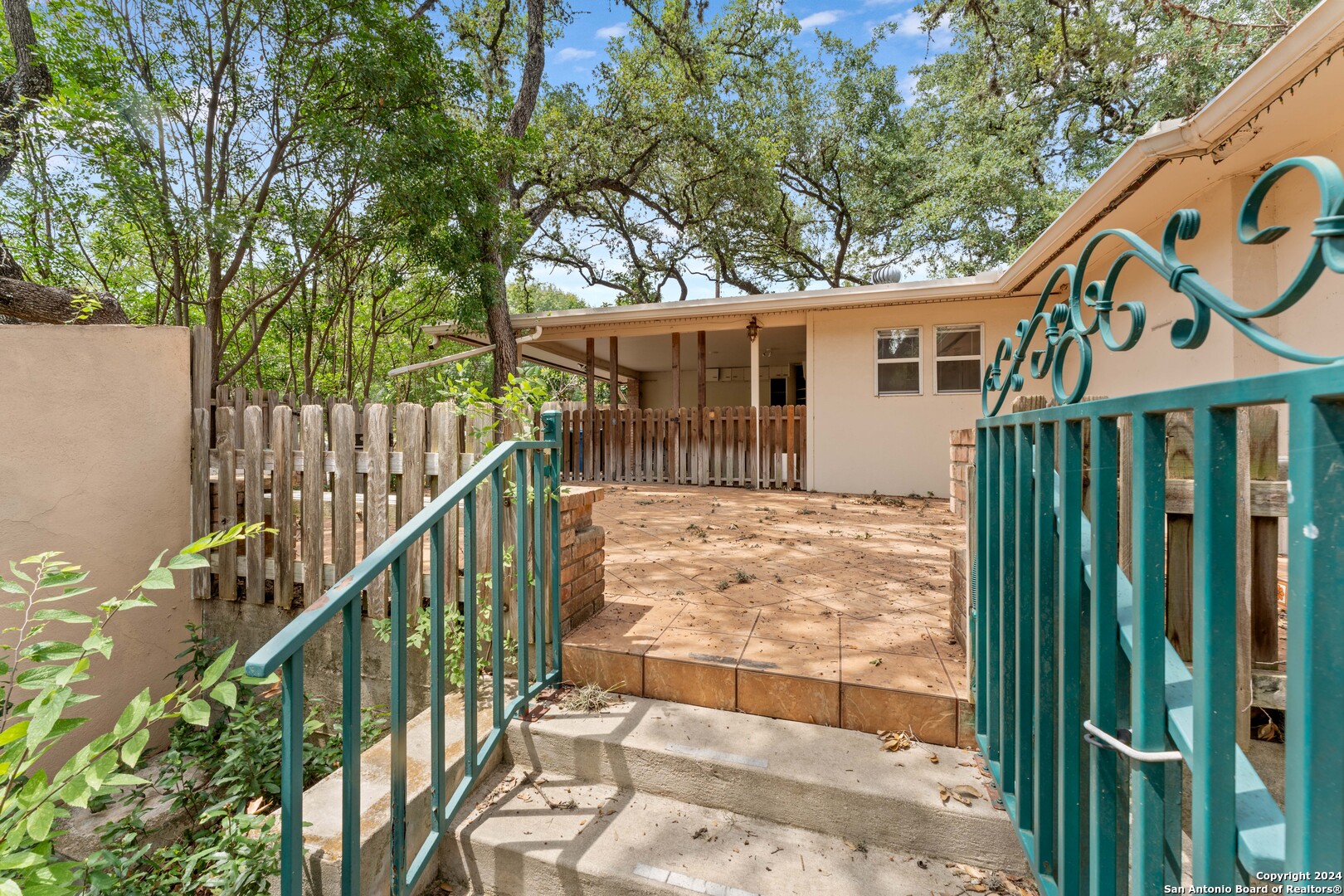 206 ROCKHILL DR