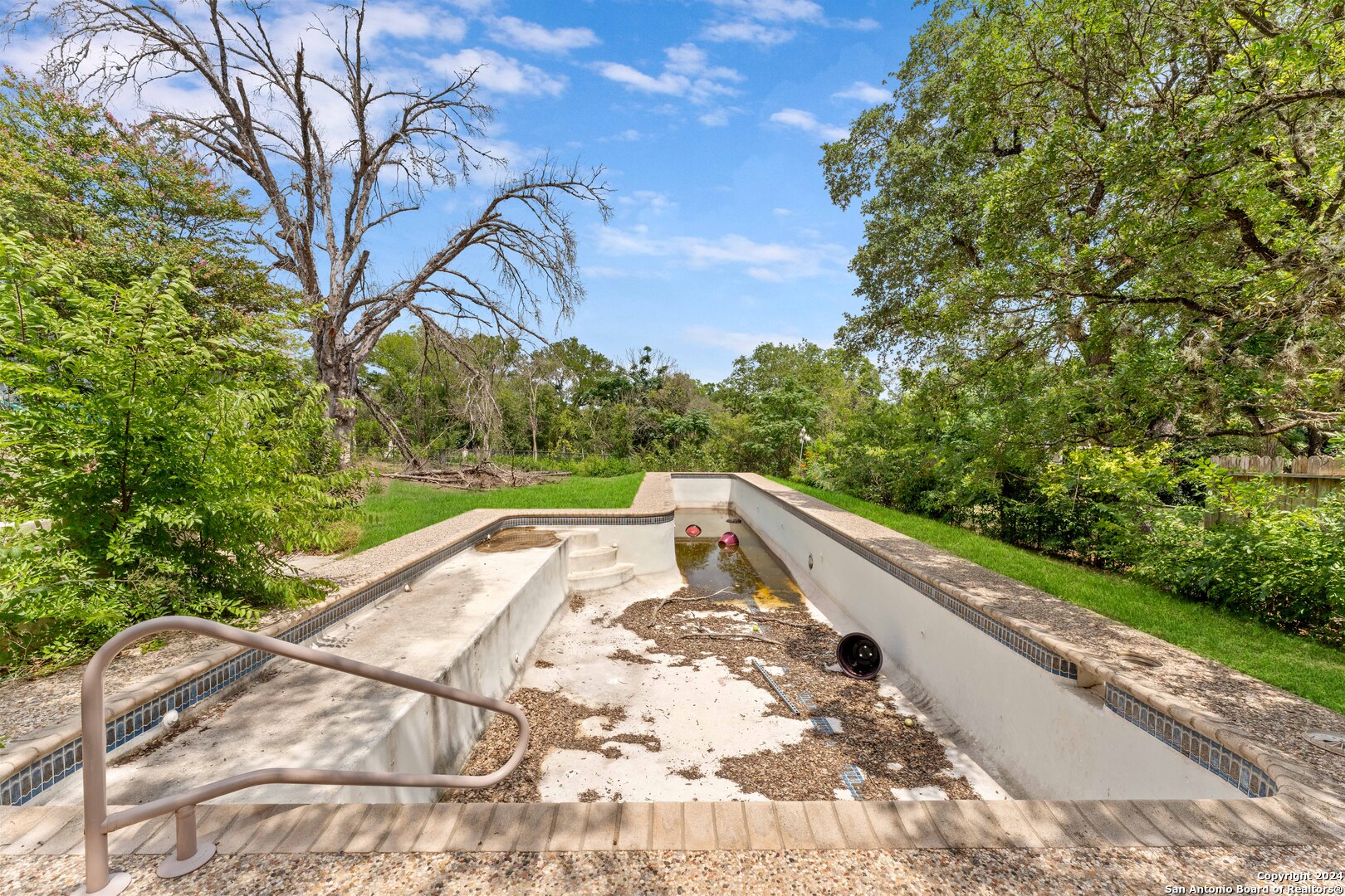 206 ROCKHILL DR