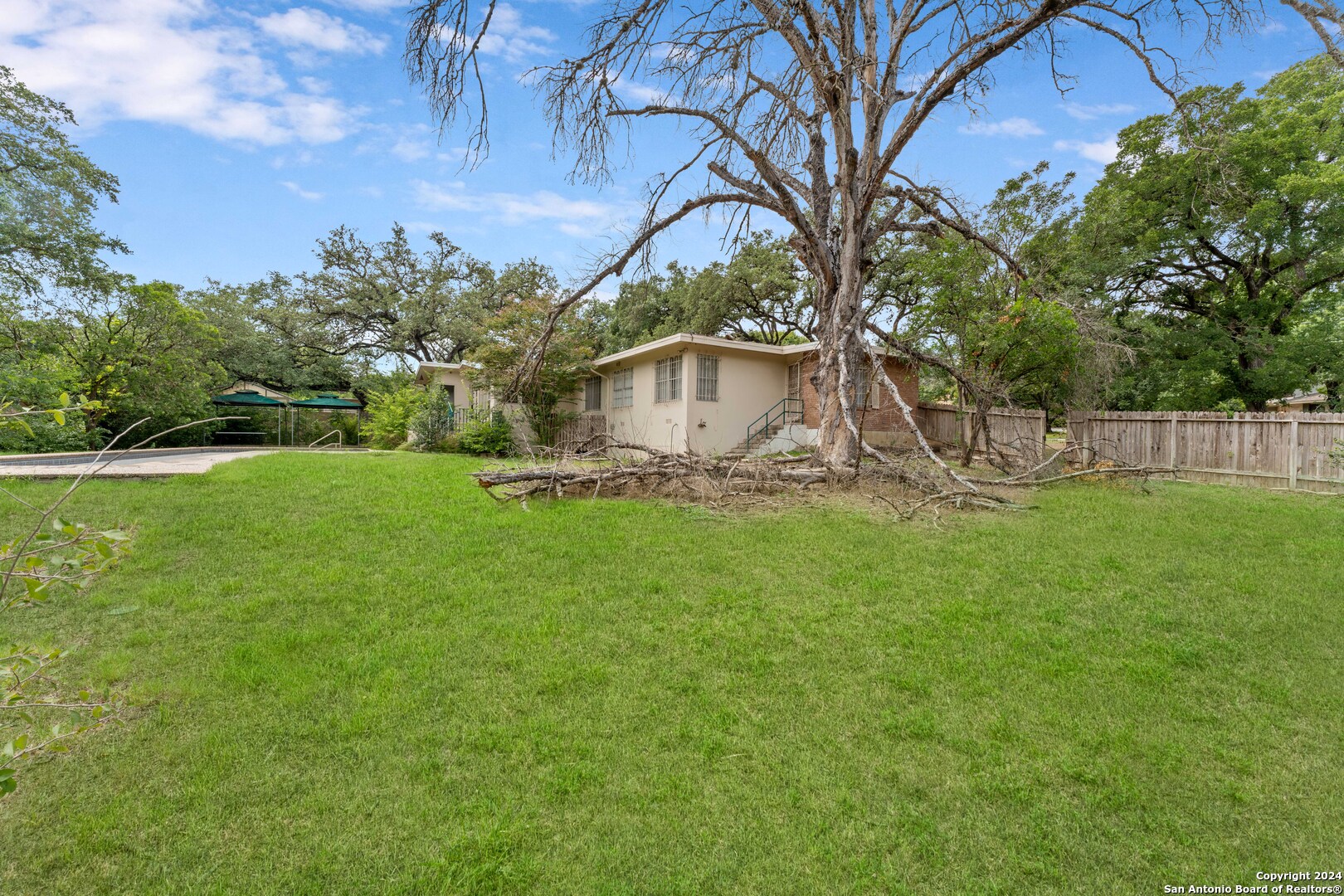 206 ROCKHILL DR