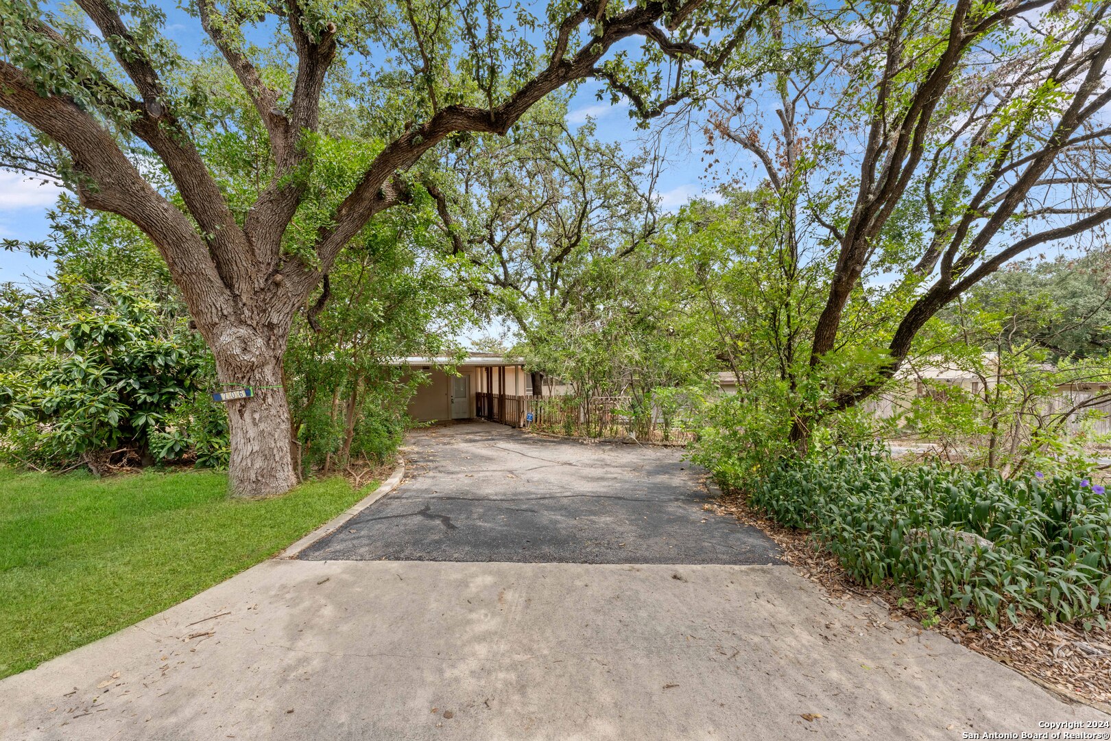 206 ROCKHILL DR