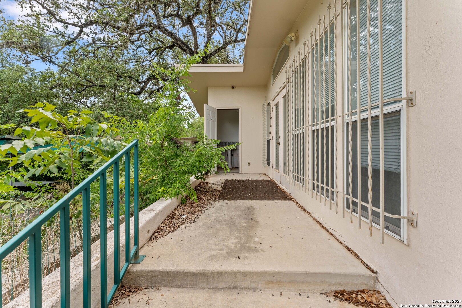 206 ROCKHILL DR