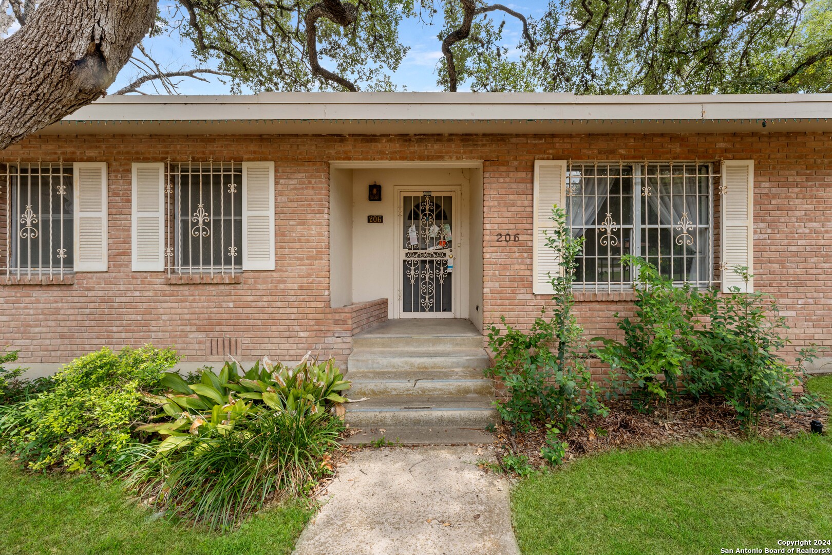 206 ROCKHILL DR