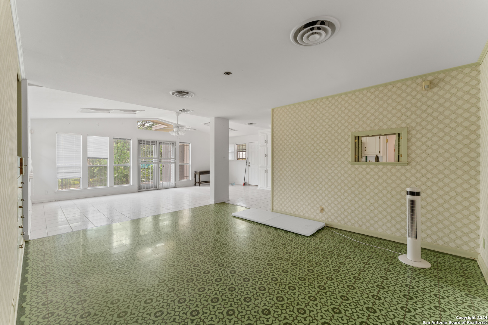 206 ROCKHILL DR