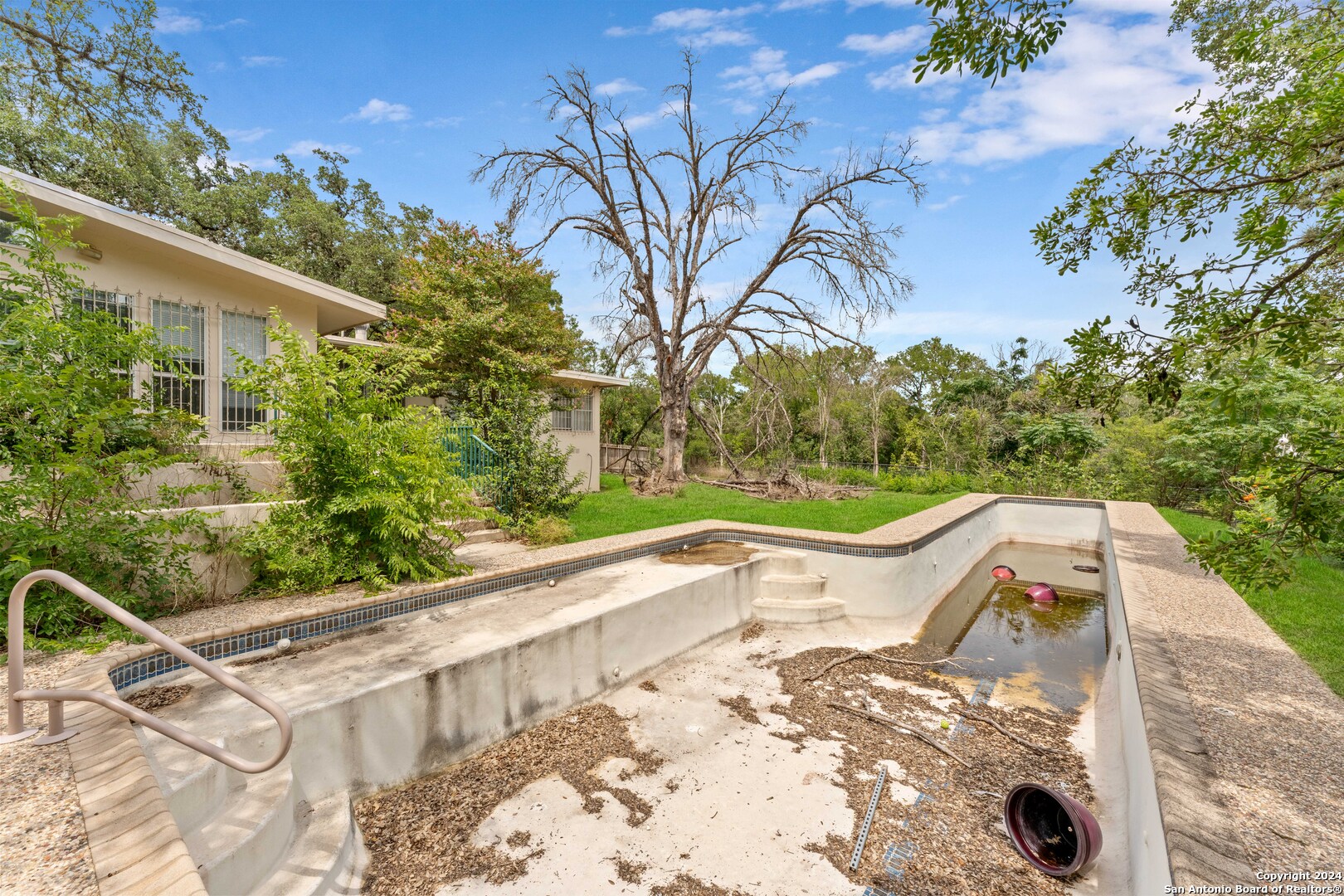 206 ROCKHILL DR