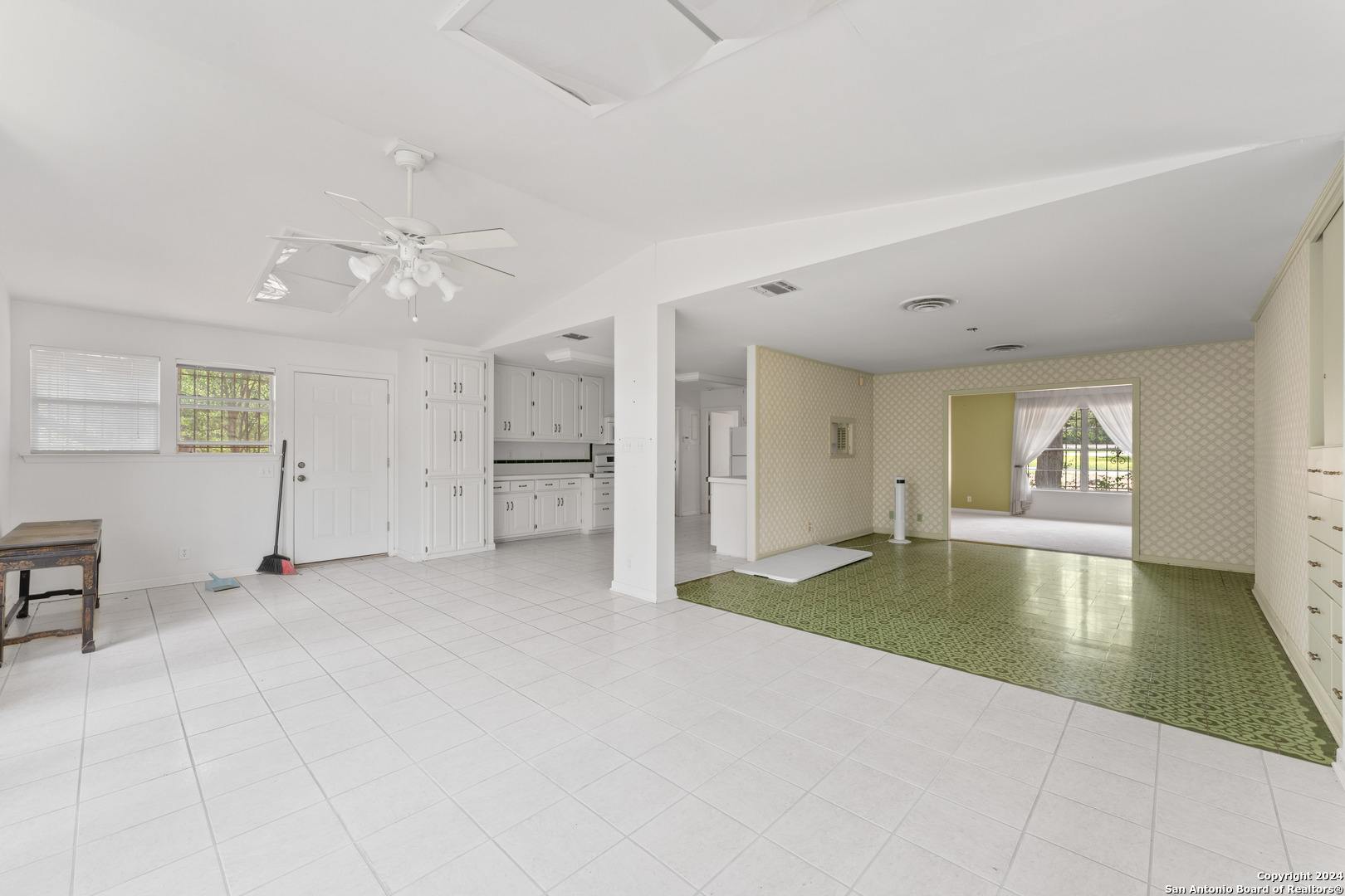206 ROCKHILL DR