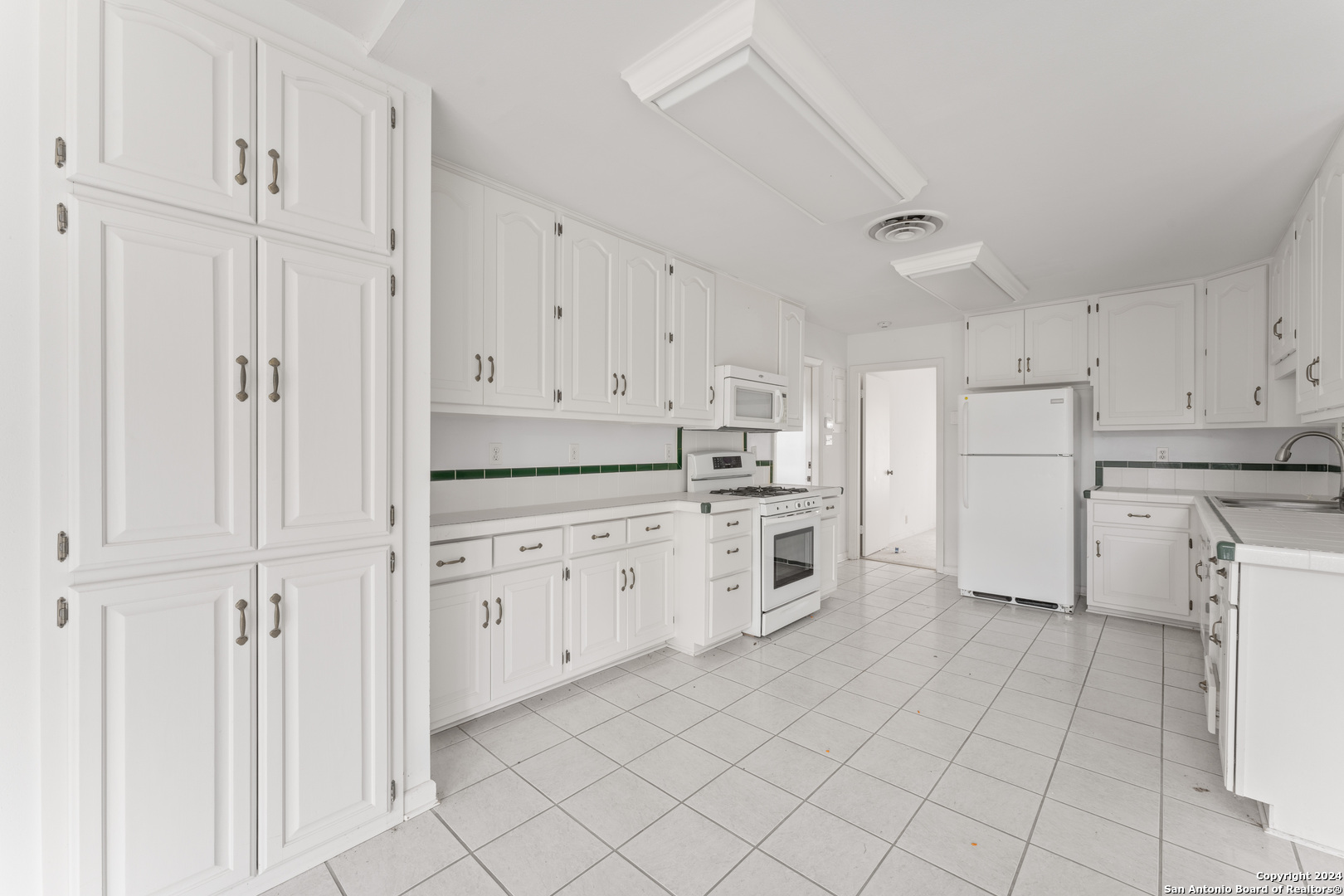 206 ROCKHILL DR