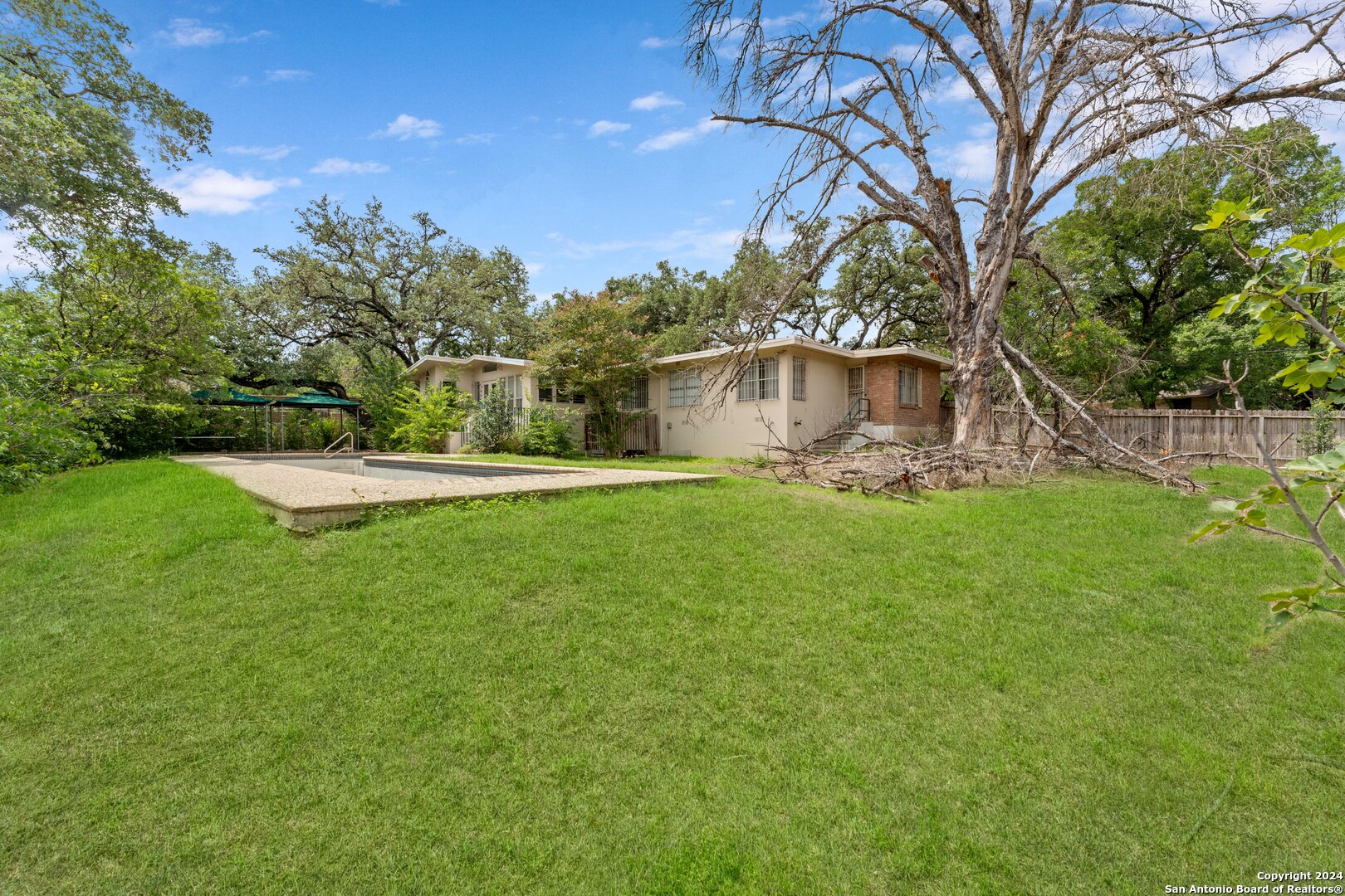 206 ROCKHILL DR