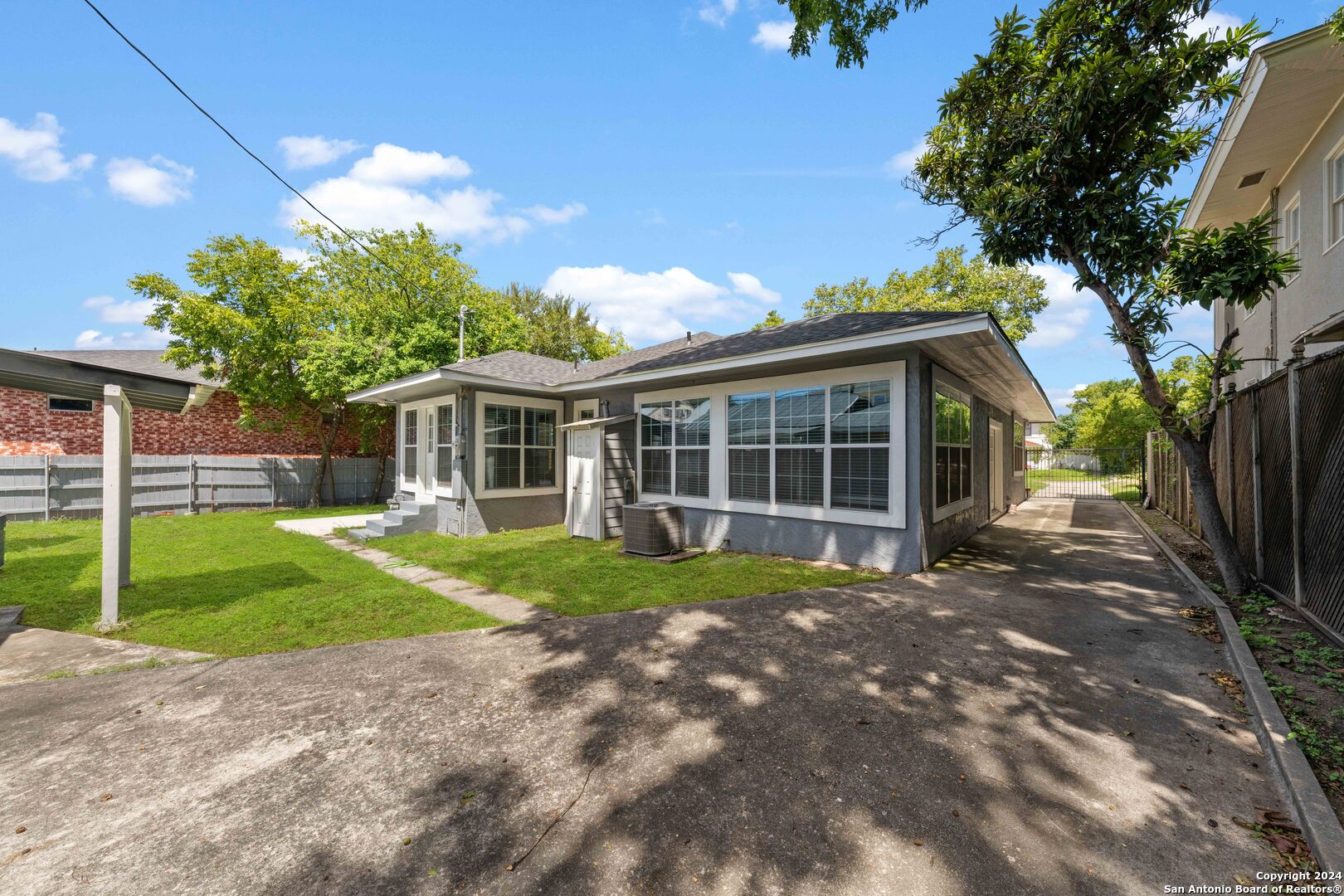 322 W HUISACHE AVE