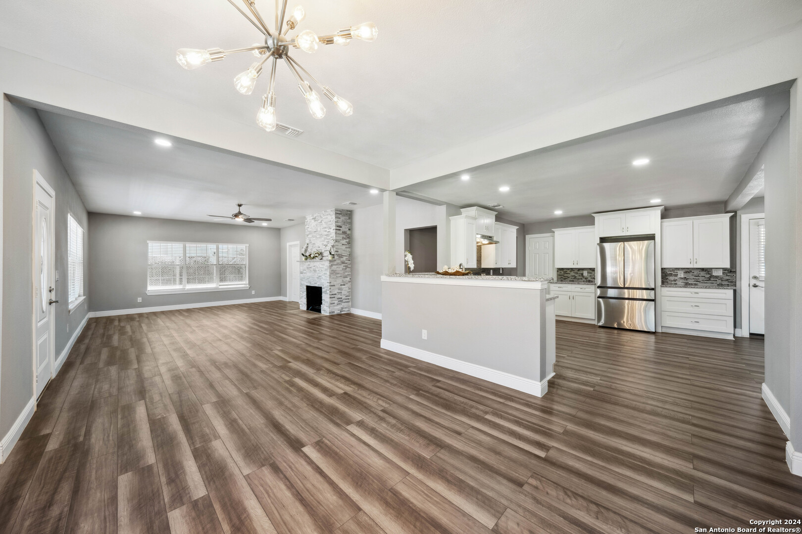 322 W HUISACHE AVE