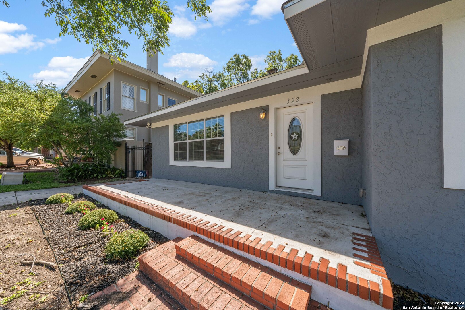 322 W HUISACHE AVE