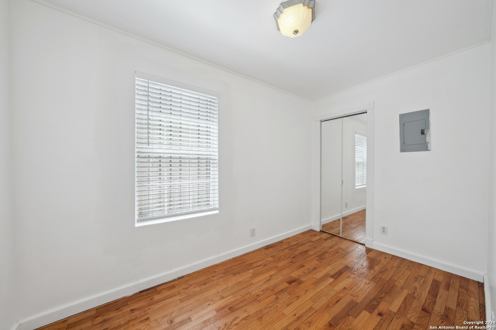 322 W HUISACHE AVE