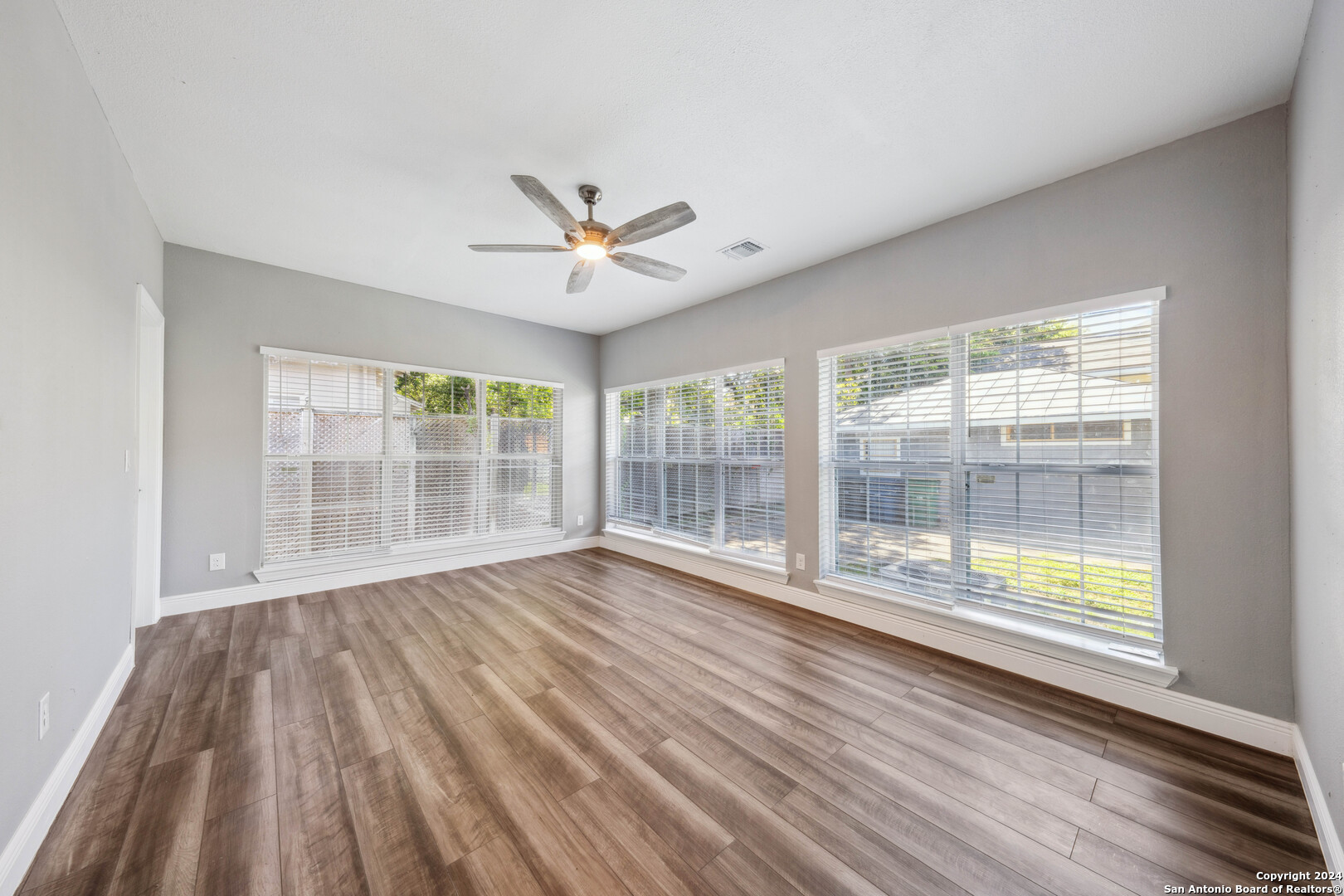 322 W HUISACHE AVE