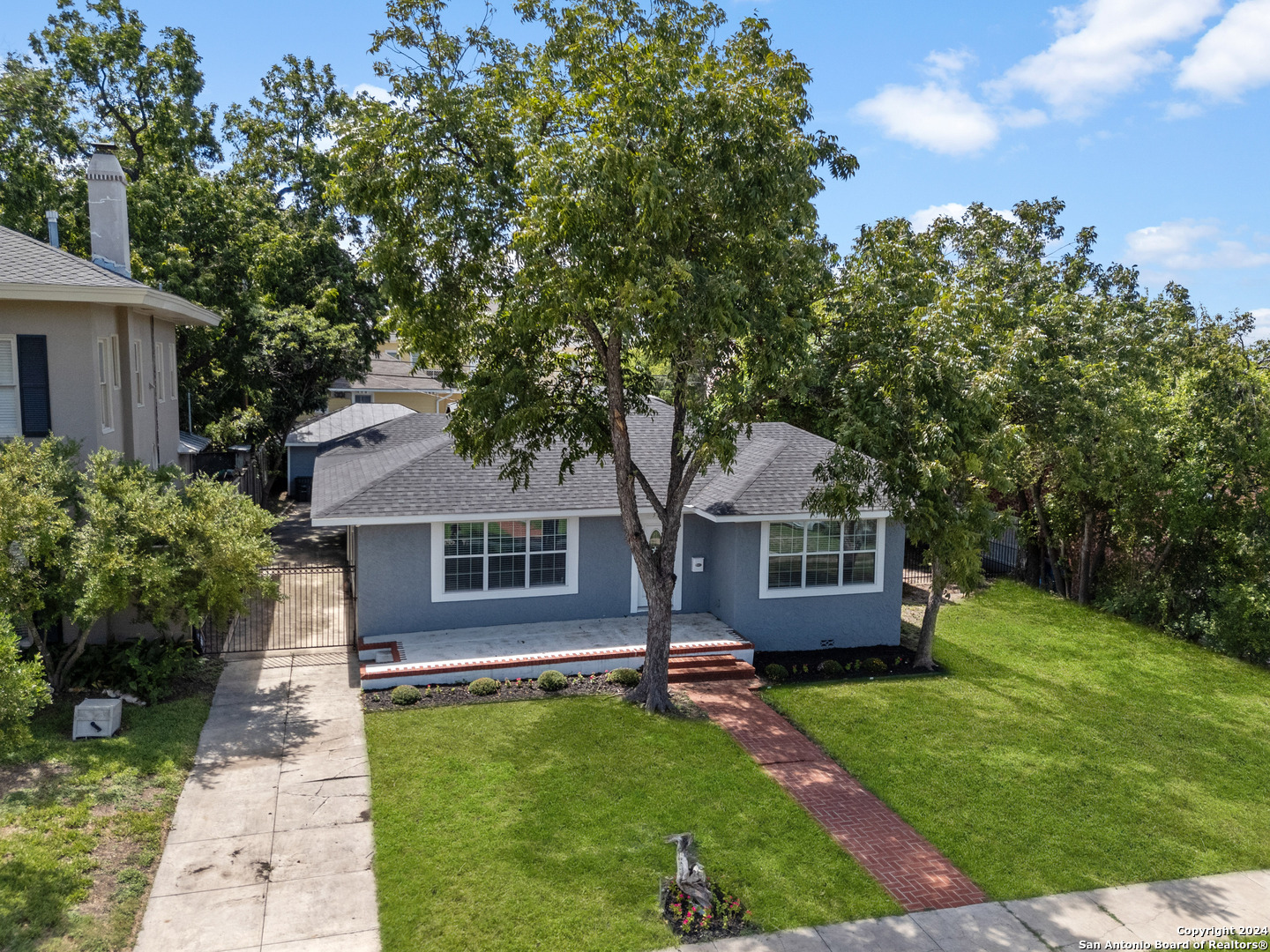 322 W HUISACHE AVE