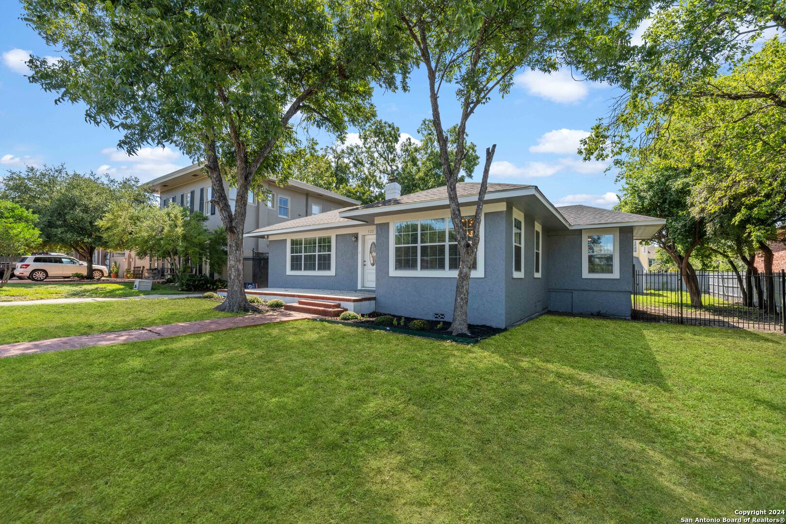 322 W HUISACHE AVE