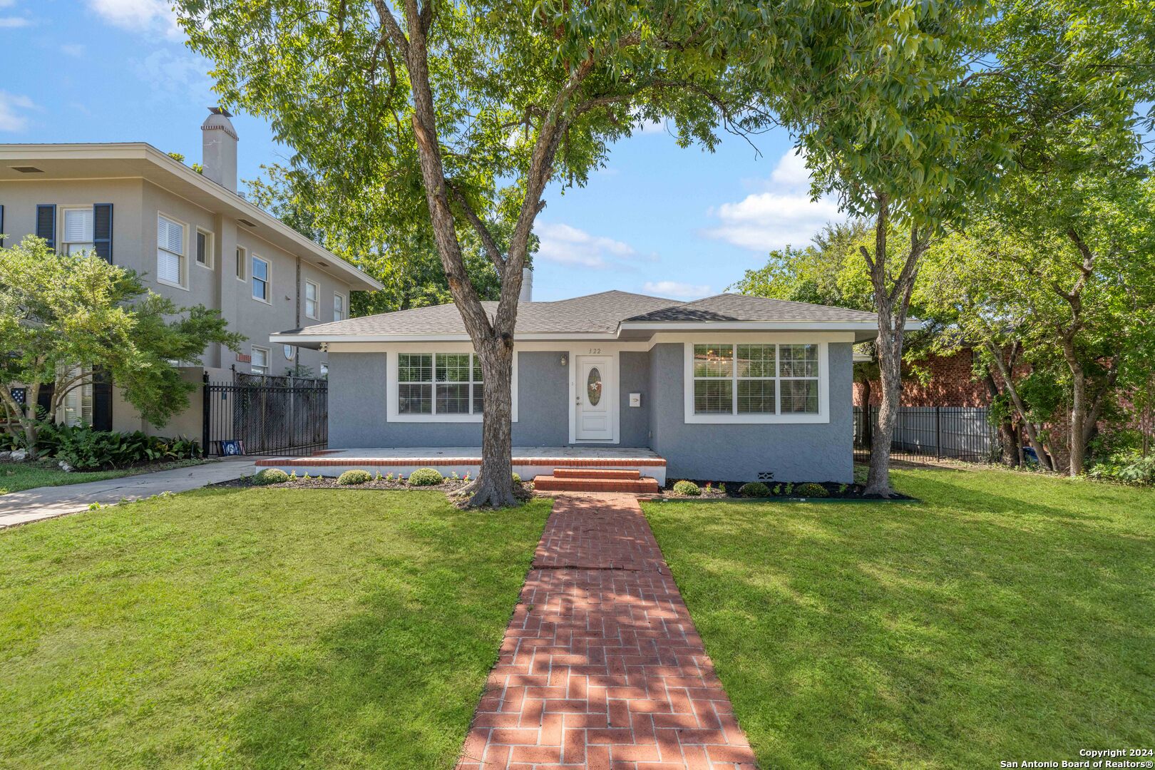 322 W HUISACHE AVE