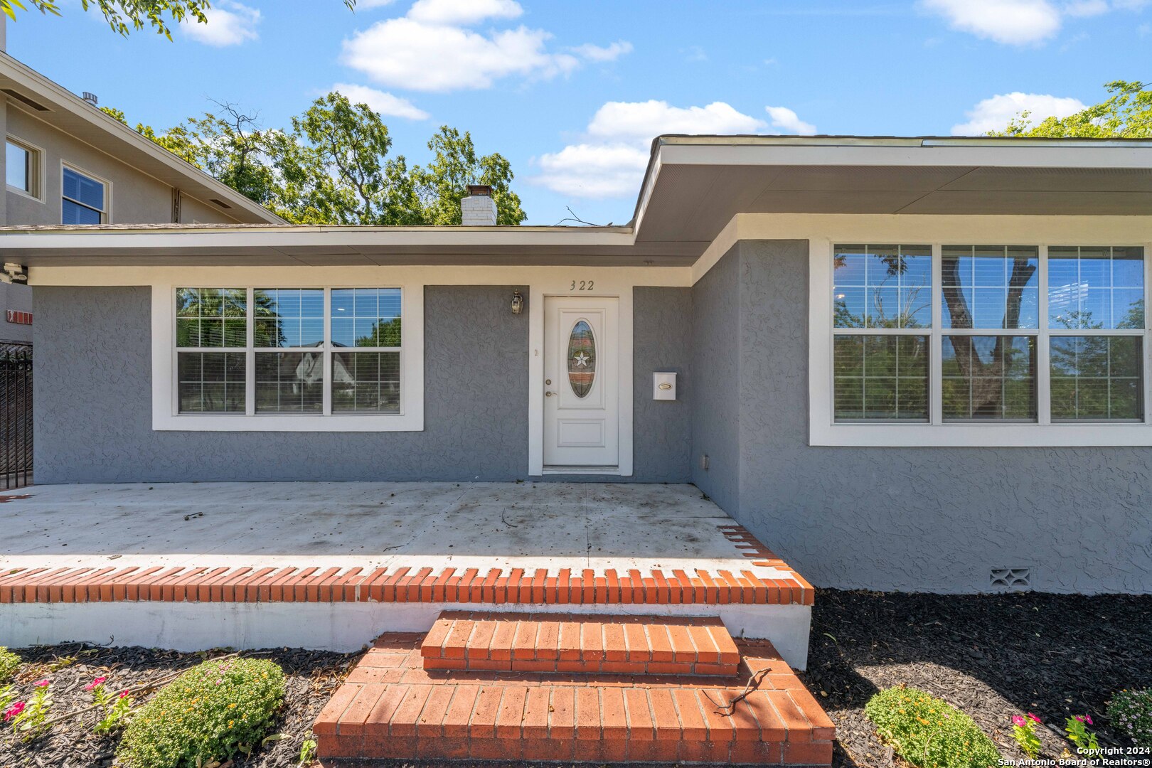 322 W HUISACHE AVE