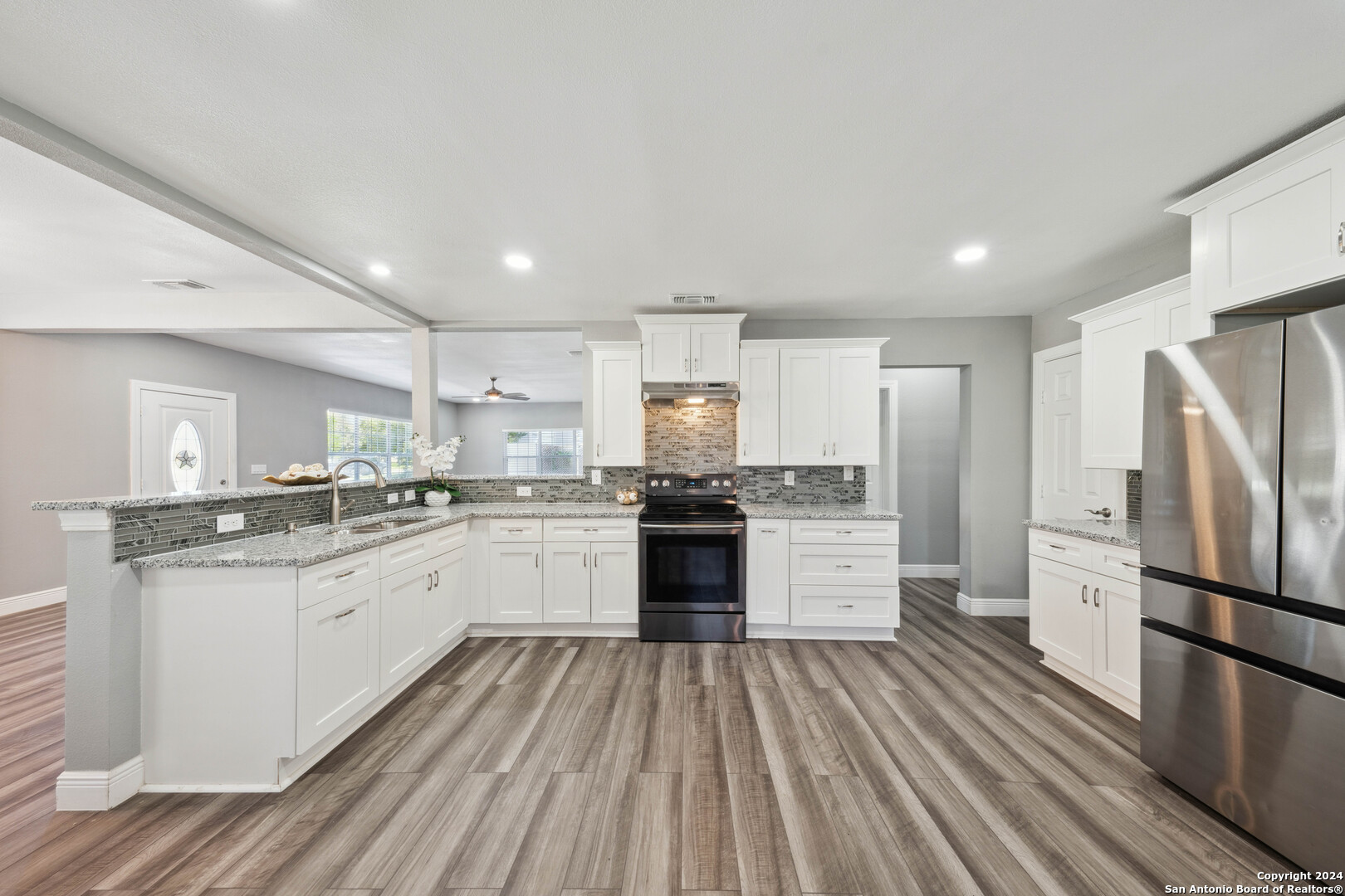 322 W HUISACHE AVE
