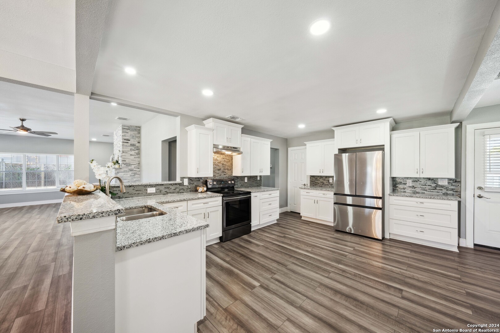 322 W HUISACHE AVE