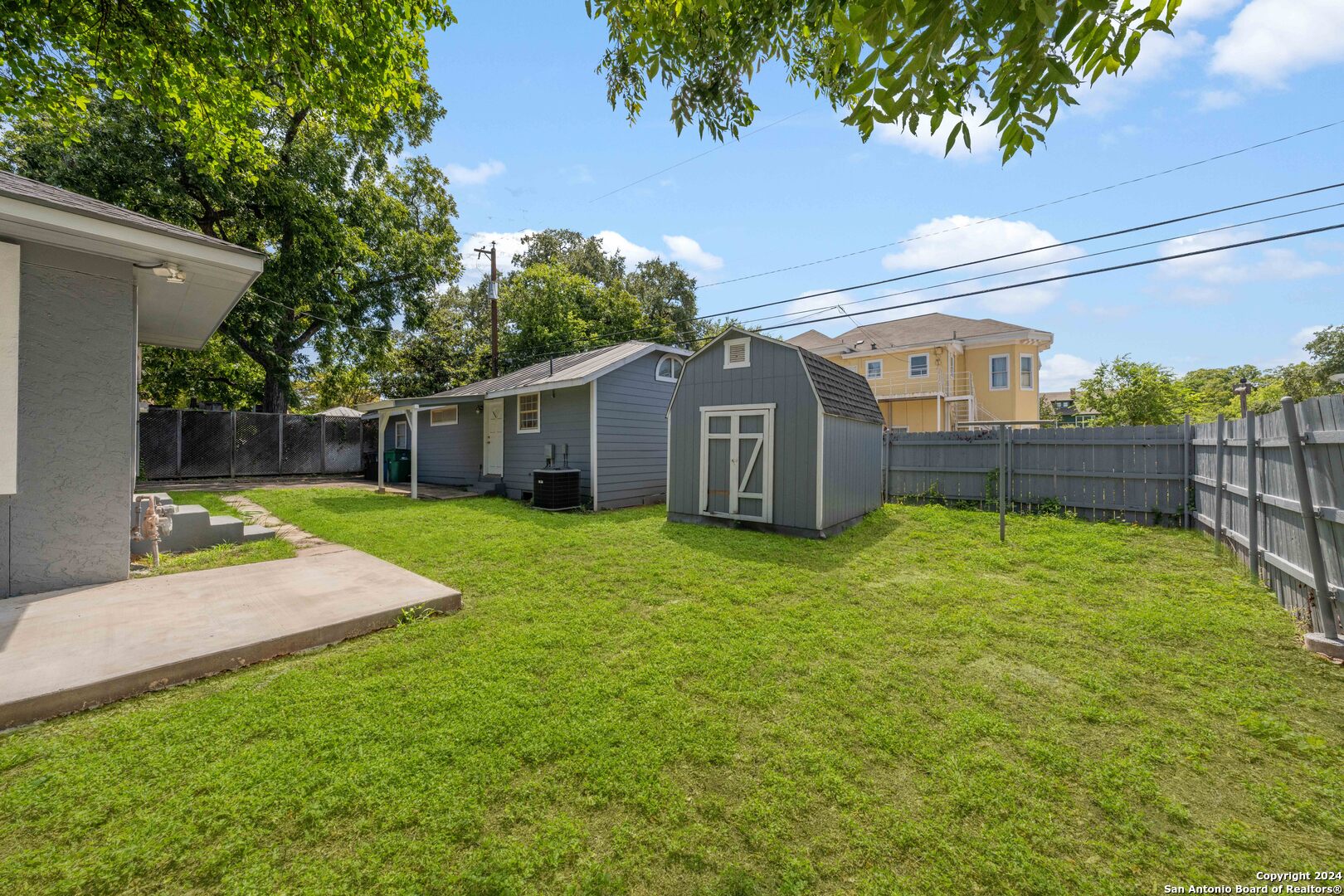 322 W HUISACHE AVE