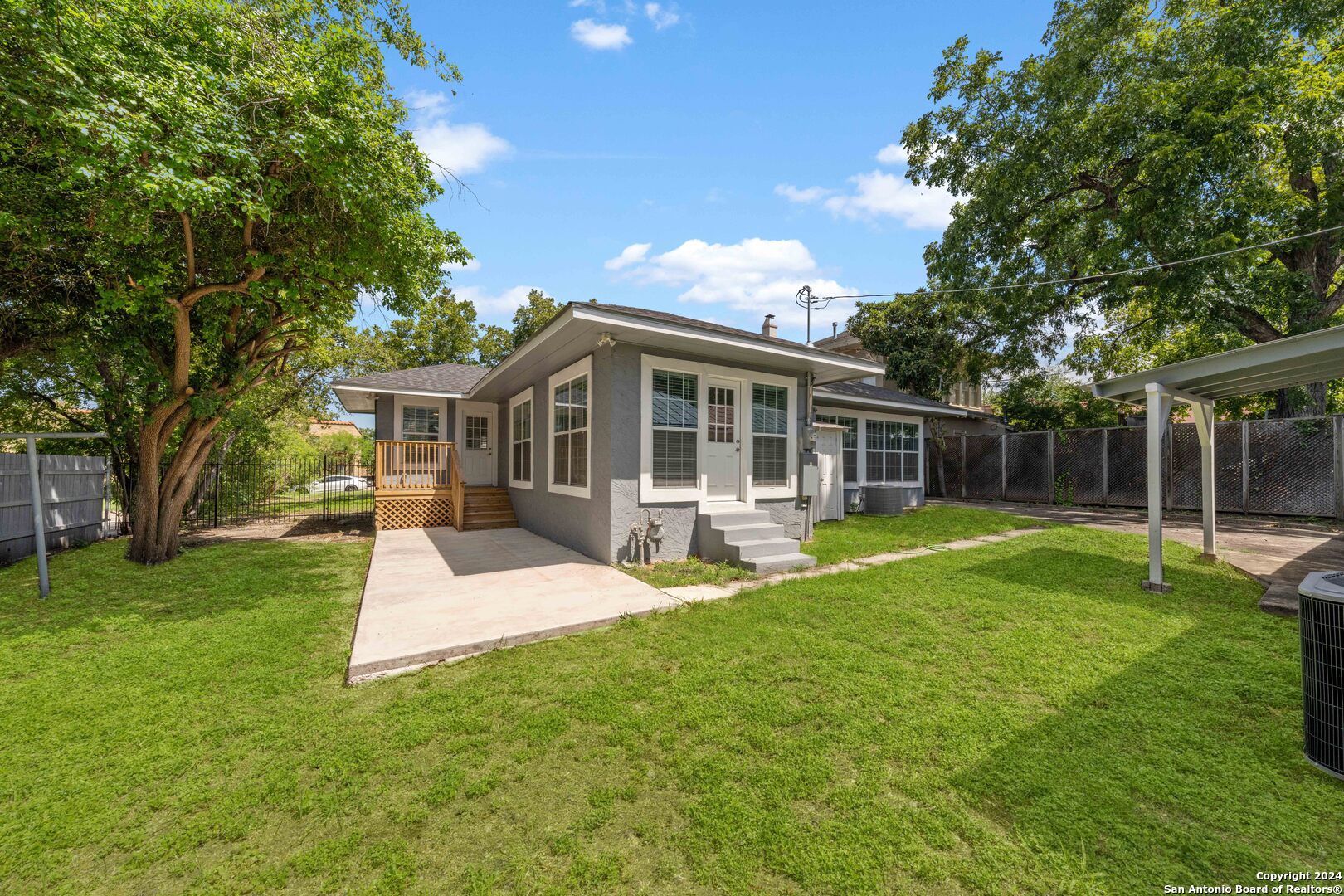 322 W HUISACHE AVE