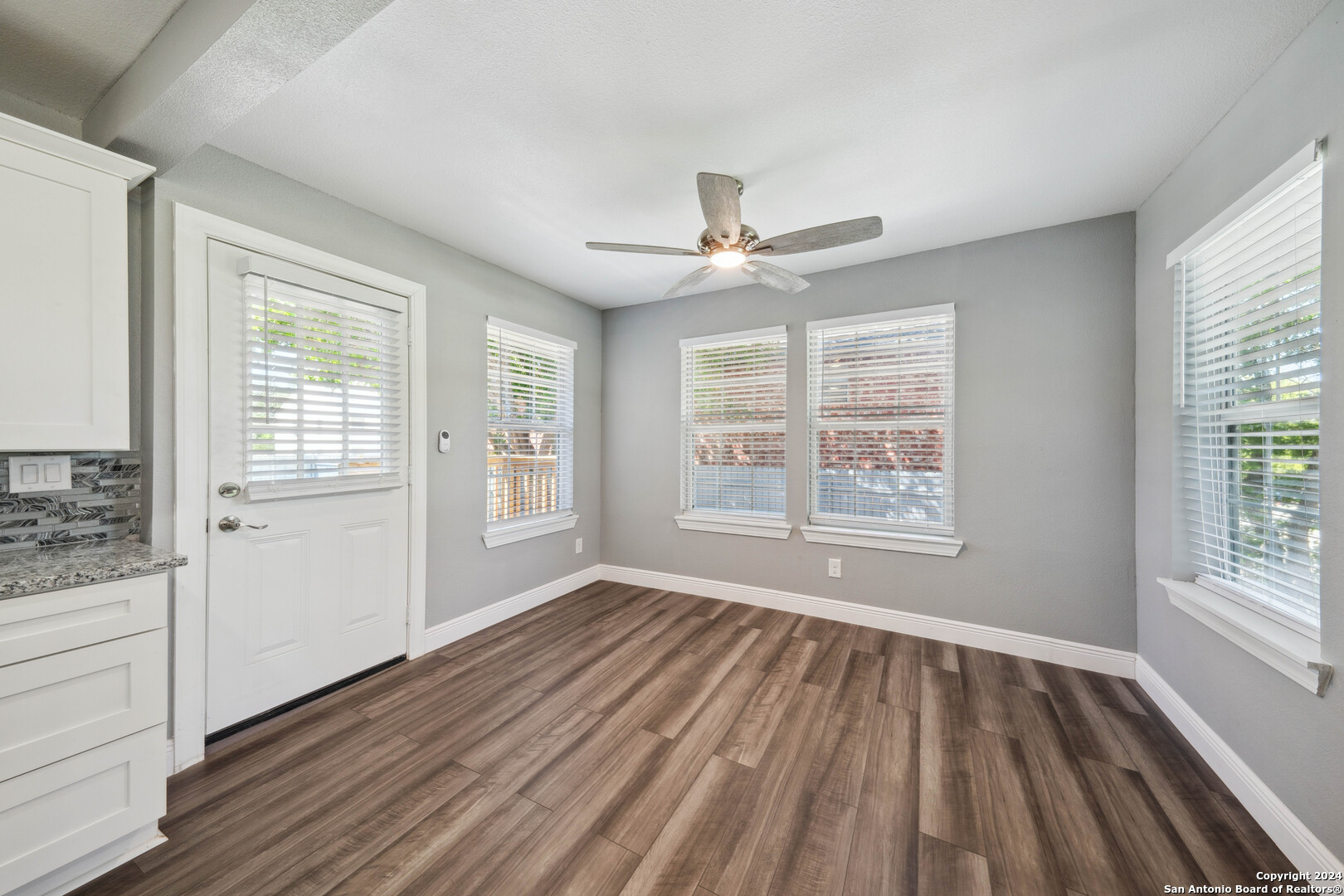 322 W HUISACHE AVE