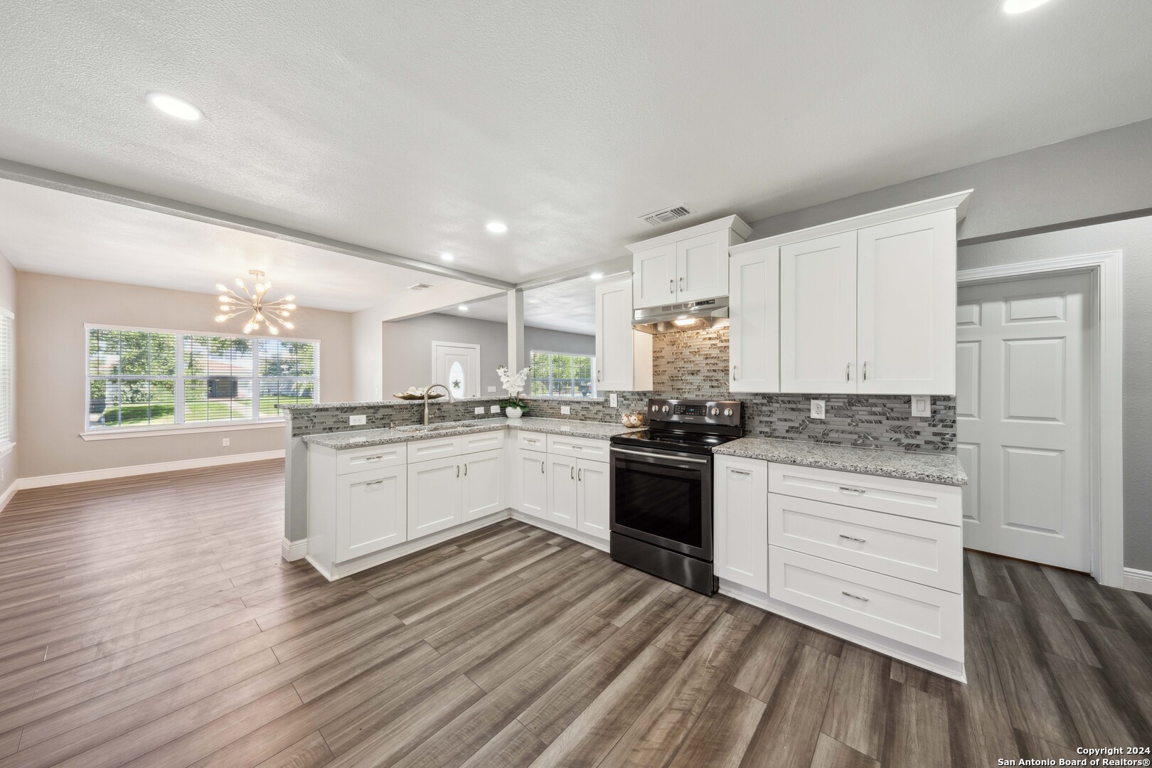 322 W HUISACHE AVE