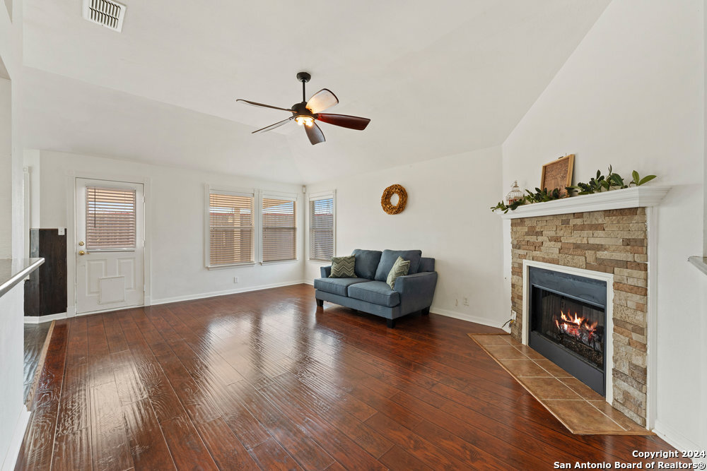 4502 EVERETT LOOP