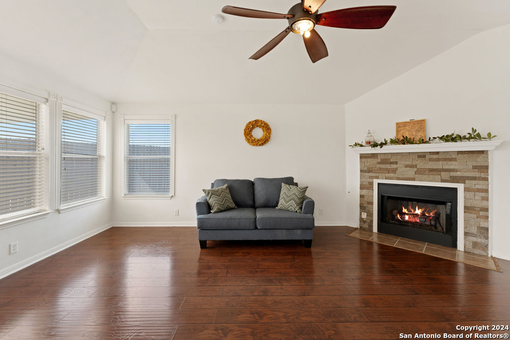 4502 EVERETT LOOP